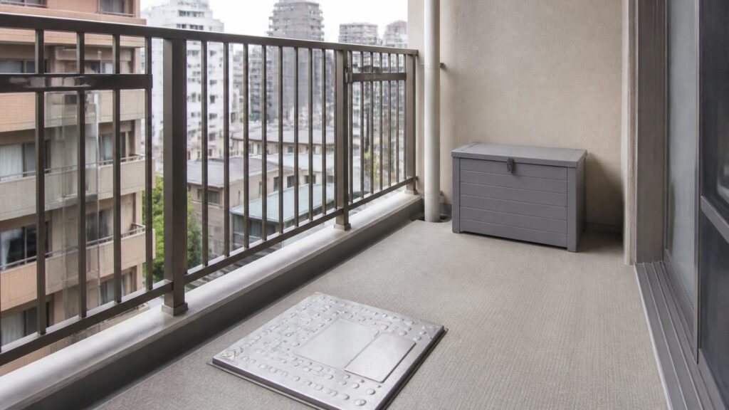 マンションのベランダに物置は禁止？規約に条文はない